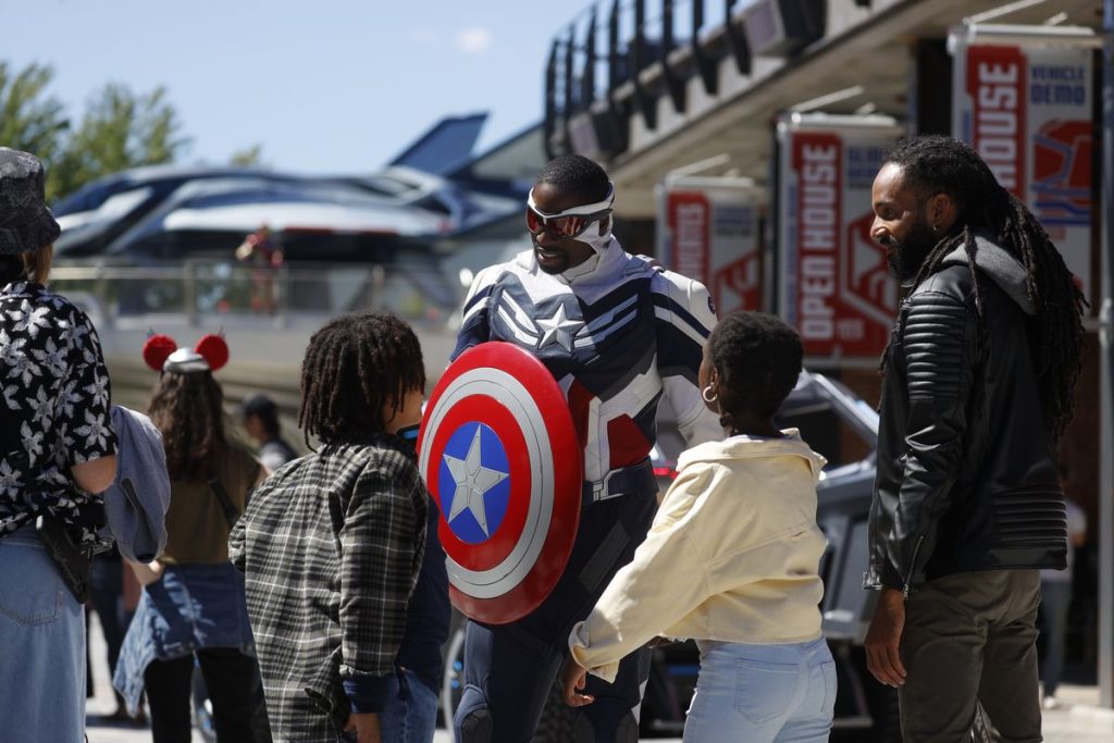 Los niños se encuentran con el Capitán América dentro de la nueva zona temática Avengers Campus del parque Walt Disney Studios Paris