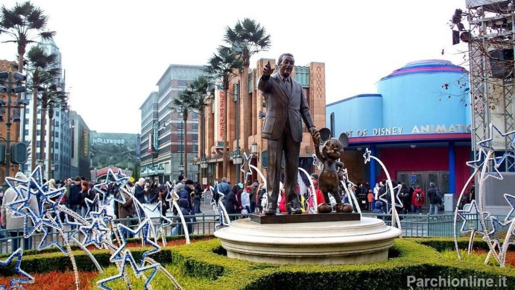 Estatua de Walt Disney con ratón Mickey en la entrada del parque Walt Disney Studios en Disneyland Paris 